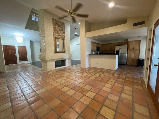 Building Photo - 6049 W Grandview Rd