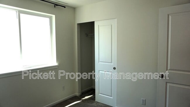 Building Photo - 814 NW Highgarden Dr