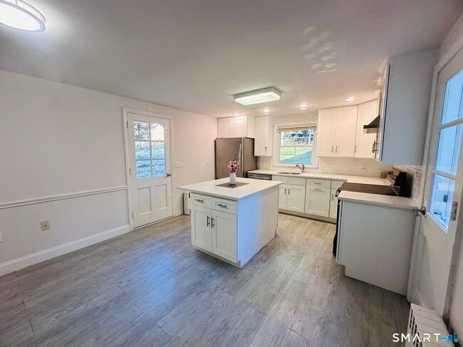 Building Photo - 37 Weed St