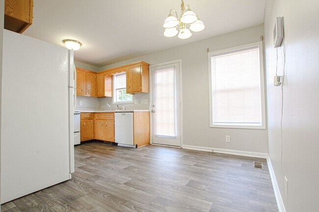 Building Photo - Three Bedroom with Bonus!