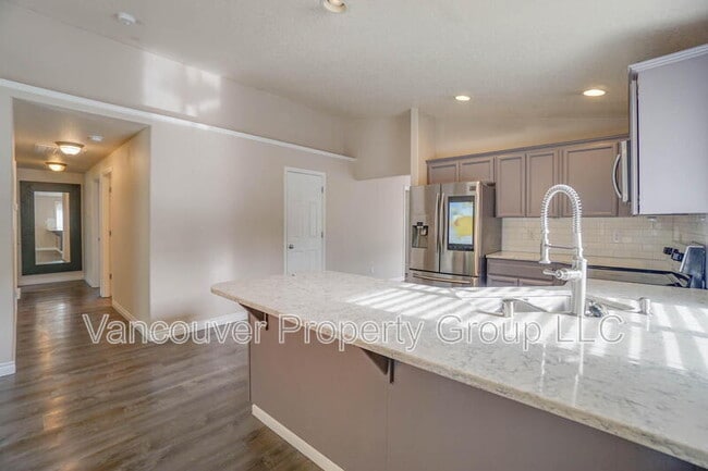 Building Photo - 8601 NE 84th St