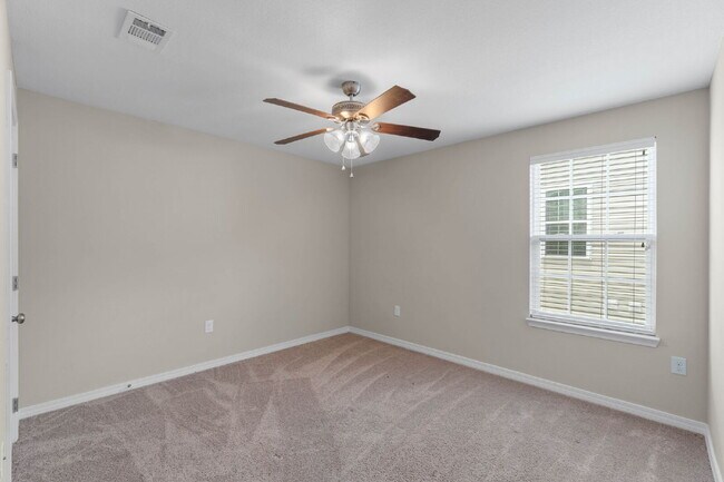 Building Photo - 426 Eisenhower Dr