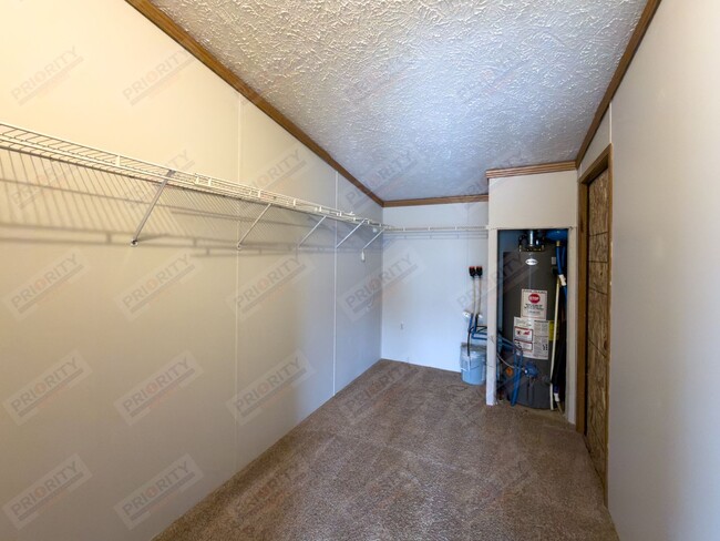 Building Photo - Spacious 4 bedroom single family home