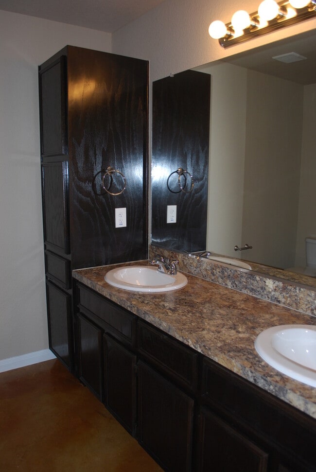 Building Photo - 1512 Dakota Ter