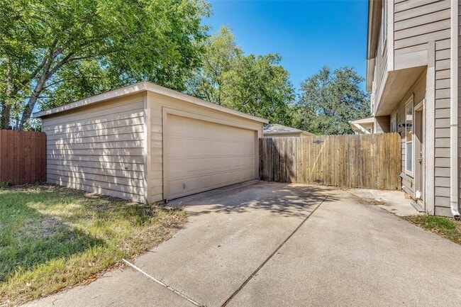 Building Photo - 10721 Traymore Dr