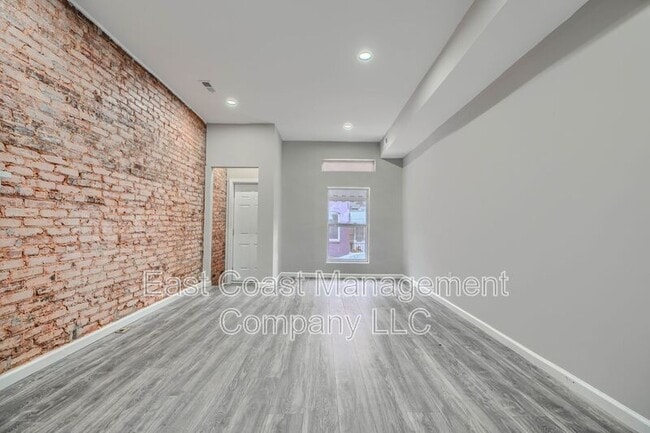 Building Photo - 2622 Llewelyn Ave