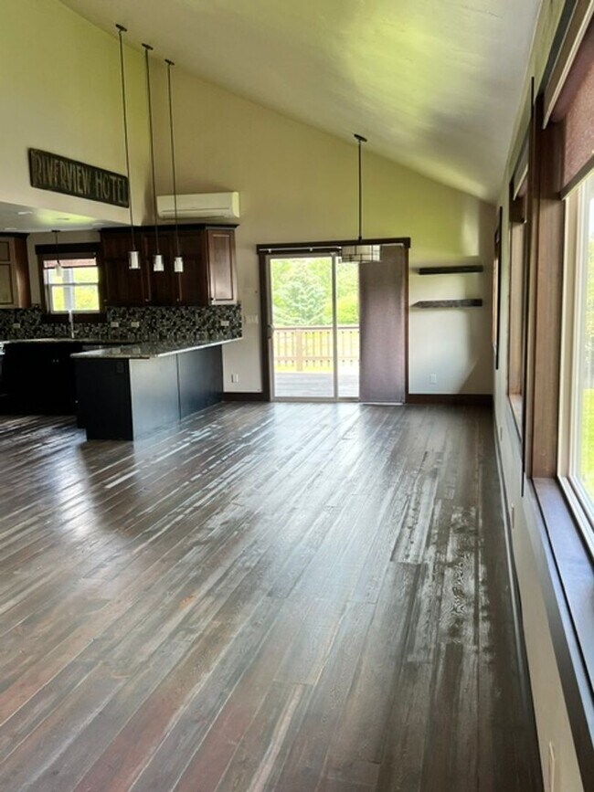 Building Photo - 3 Bedroom River Front Home!
