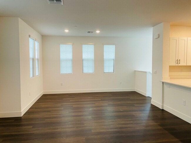 Building Photo - 5301 E Commerce Way