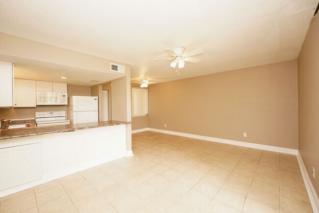 Building Photo - 308 E Miracle Strip Pkwy