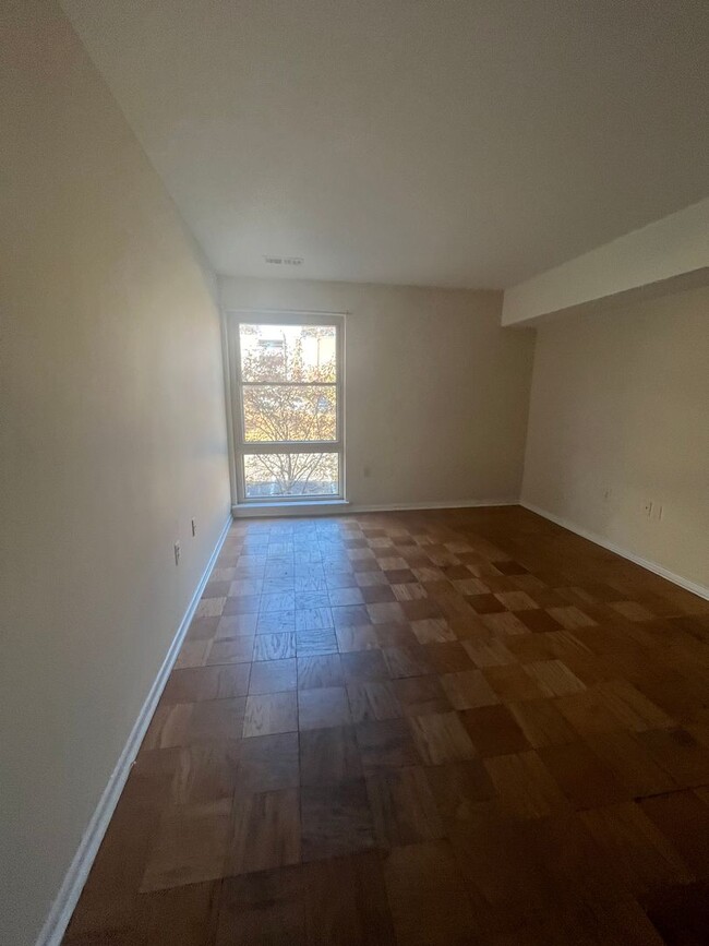 Building Photo - Charming 2 BR/1.5 BA Condo in Silver Spring!