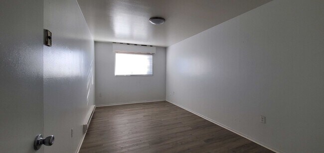 Building Photo - Move In Special - Large Renovated 650sq.ft...