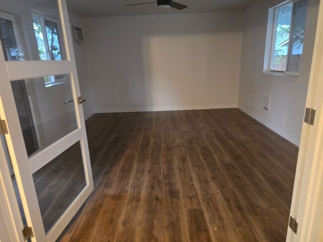 Building Photo - 3 bed 1 bath  Home for Rent in Grants Pass