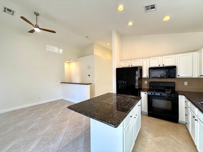 Building Photo - 3 Bedroom Home off of S Eastern and Sunrid...