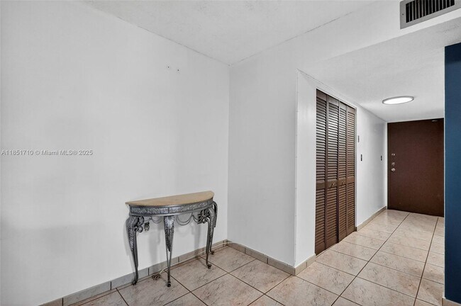 Building Photo - 2924 Collins Ave