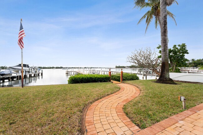 Building Photo - 114 S Lake Dr