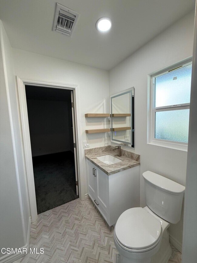 Building Photo - 102 W Alta Green