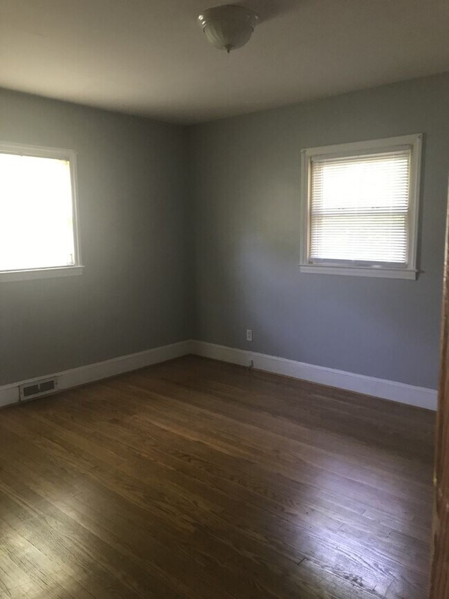 Building Photo - Ranch style 3 bedroom1.5 bath home off S. ...