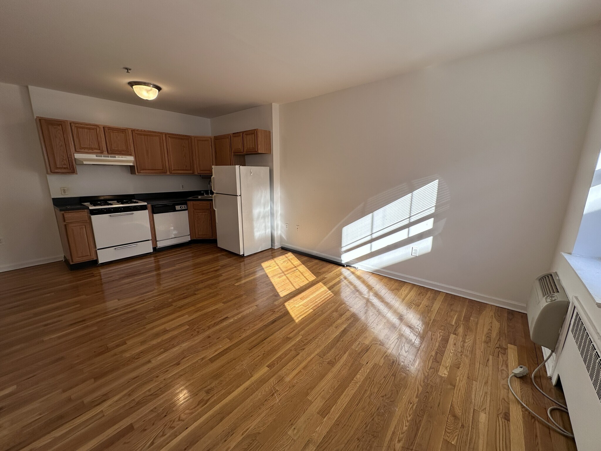 Livingroom-Kitchen - 2.5 Room 1 Bed 1 Bath - 171 Company