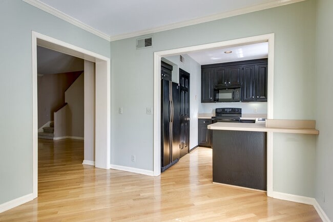 Building Photo - 107 St Charles Pl