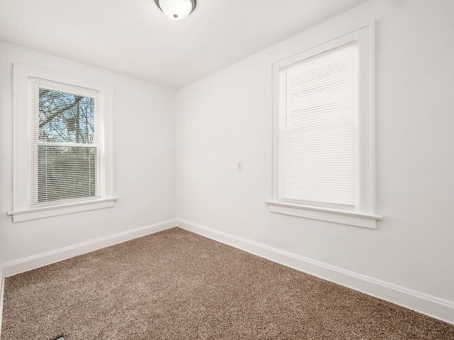 Building Photo - 1359 N 6th St