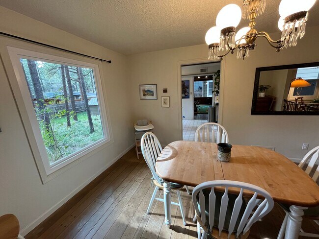 Building Photo - Lease Takeover Starting June 1st | Spacious 5-Bedroom Home Near Downtown Flagstaff