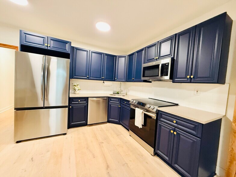 Kitchen - 2504 E York St
