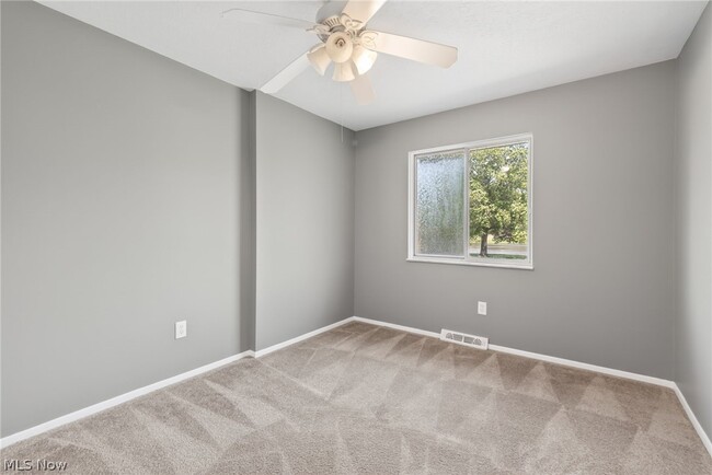 Building Photo - 9582 Fernwood Dr