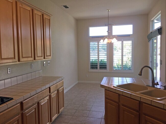 Building Photo - Executive 4 Bedroom 2.5 Bath, 2400 sft. El...