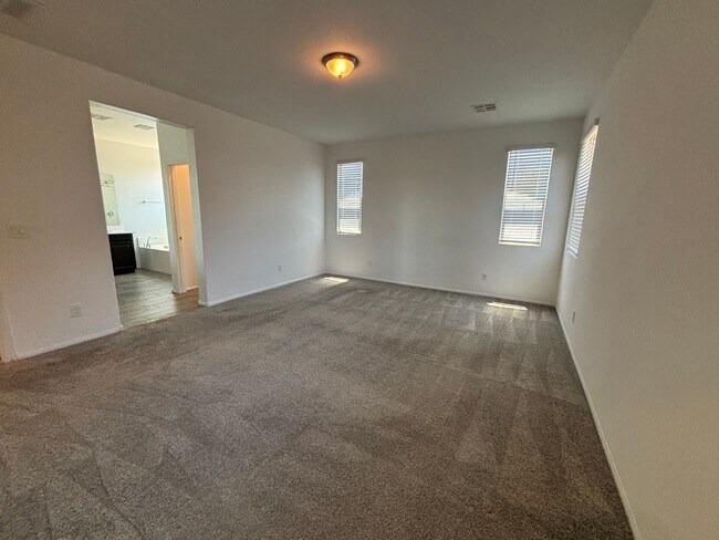Building Photo - Charming 3-Bedroom Home with Spacious Back...