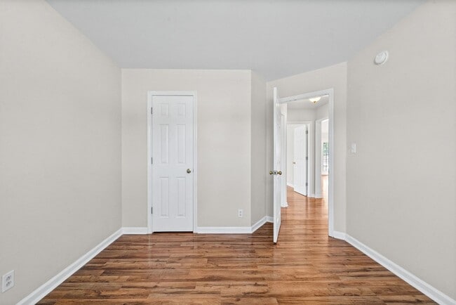 Building Photo - 3865 Roscommon Way