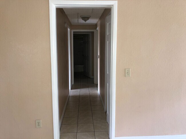 Building Photo - 217 Acorn Dr