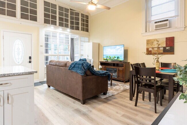 Building Photo - 1601 W Cary St