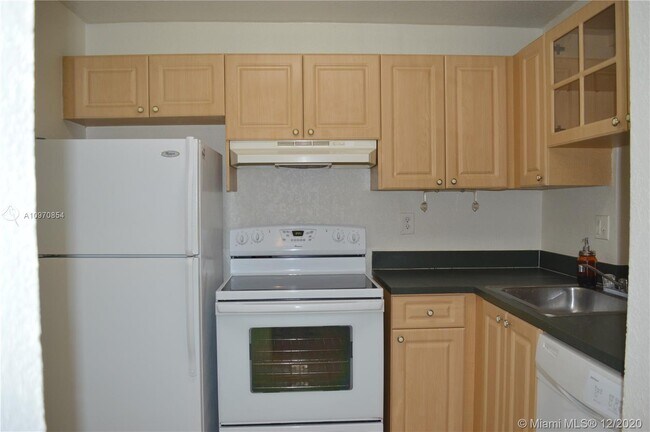 Building Photo - 9320 Fontainebleau Blvd