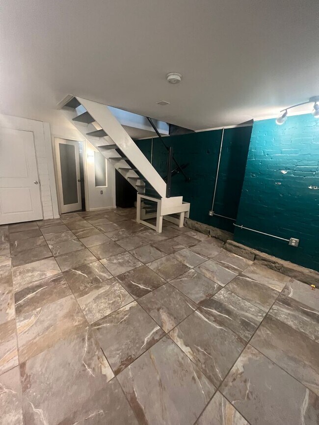 Building Photo - Stylish 2-bedroom modern townhome in the South Side Slopes