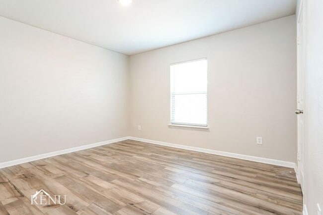 Building Photo - 2005 Hialeah Dr