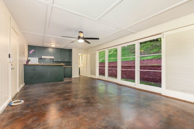 Building Photo - Rare Find: Tantalus Rustic Charm: Large: 1 Bdr/1 Bth:- Electric Included