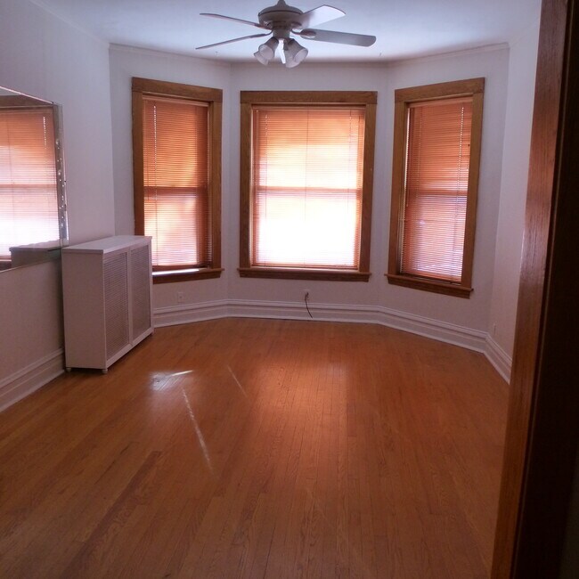 Front/Living Room - 2216 W Giddings St
