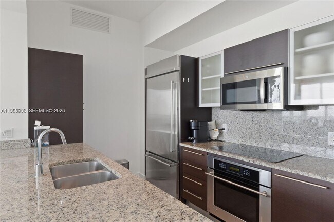 Building Photo - 950 Brickell Bay Dr