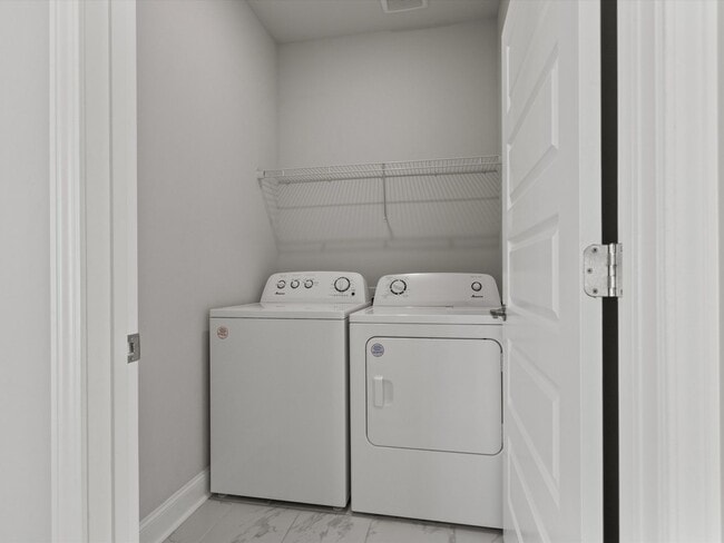 Building Photo - Like-new, modern end-unit townhome located in the desirable Clift’s Farm community in Madison