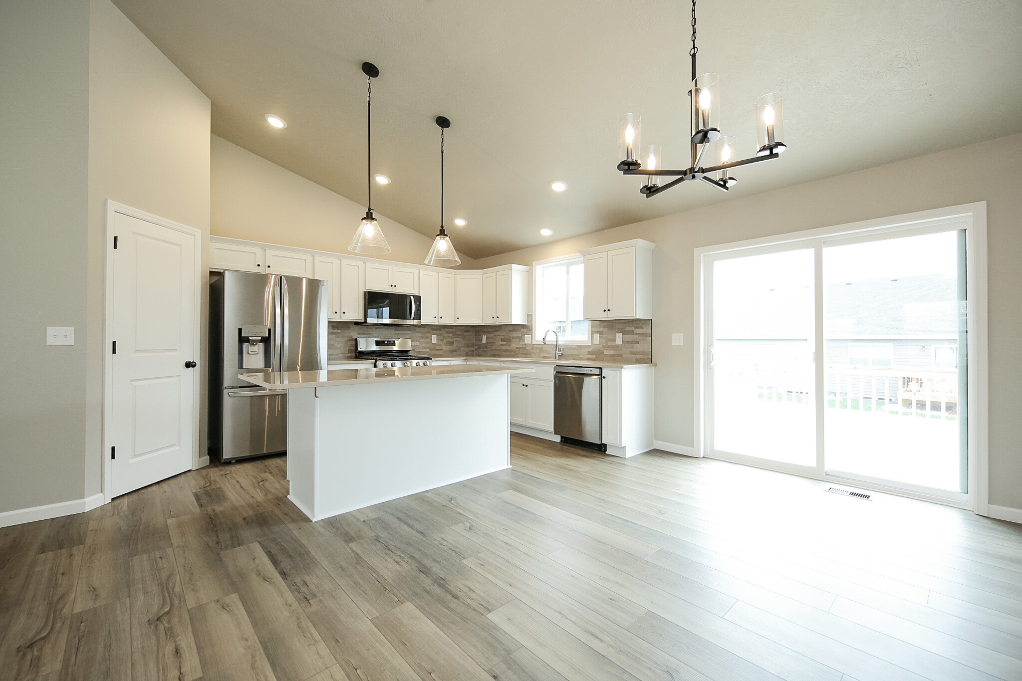 Kitchen bar - 5940 S Coneflower Ave