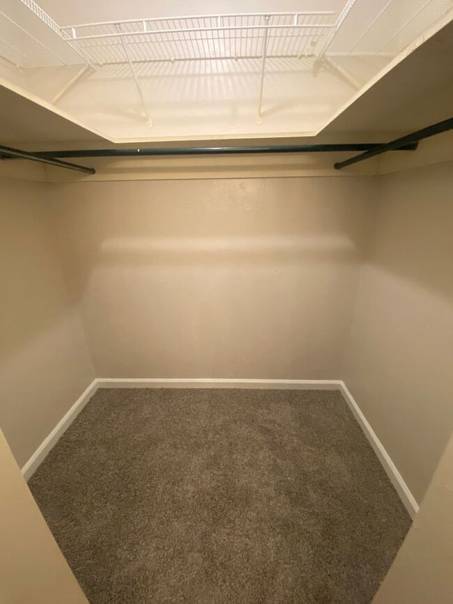 Building Photo - Sprawling home in NW Tallahassee