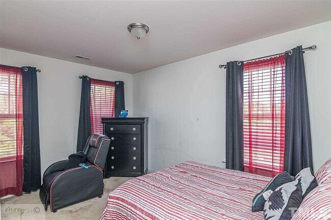Building Photo - Room in 4 Bedroom Home at Bluegrove Rd
