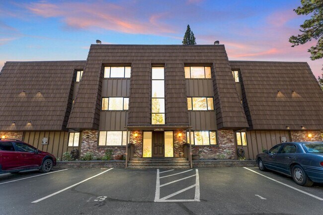 Building Photo - Beautifully Updated & Furnished 1 Bedroom in Lake Front Complex!