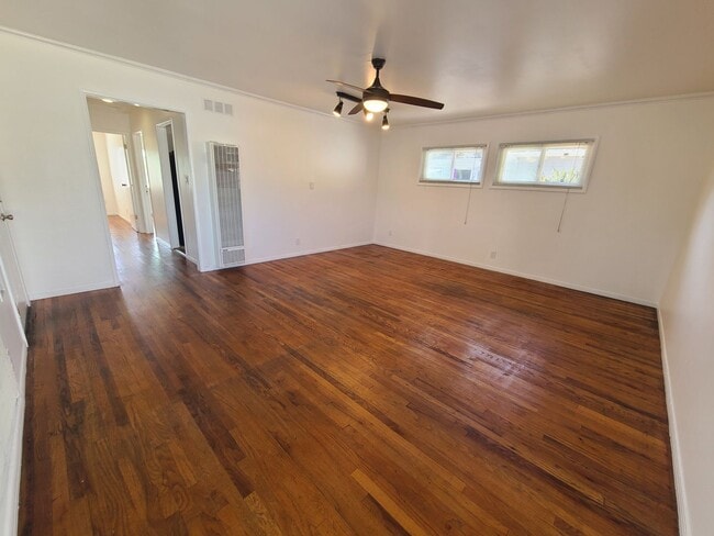 Building Photo - Spacious Ocean Beach 2 bed 1 bath just a few steps from Colliers Park.