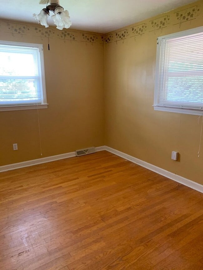 Building Photo - 3 Bedroom / 2 Bath Brick Home Johnson City...
