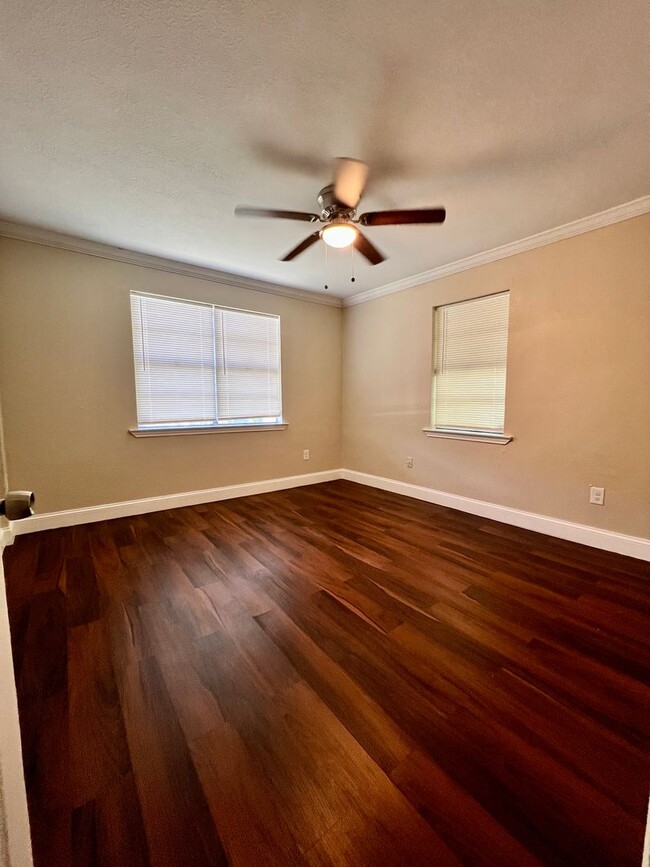 Building Photo - Newly remodeled 4bed/2bath in Orange, TX