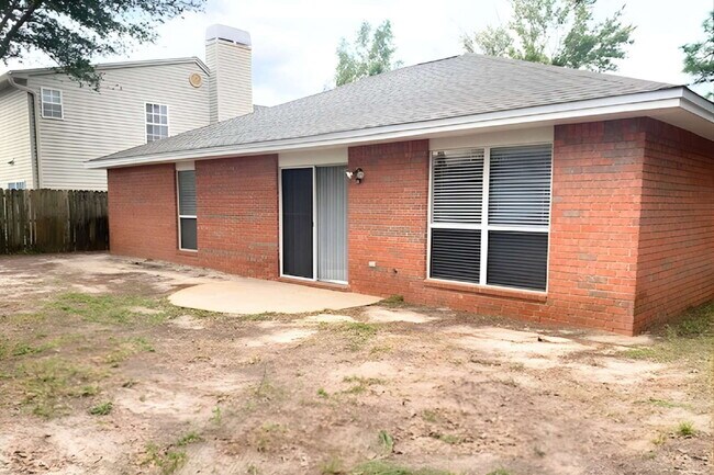 Building Photo - Charming Brick Home in a Cul-de-Sac!
