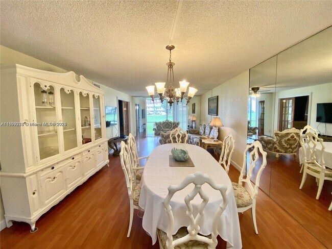 Building Photo - 671 S Hollybrook Dr