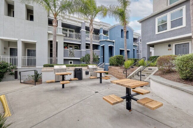 Building Photo - Spacious 2-Bed, 2.5-Bath Condo on Lighthou...