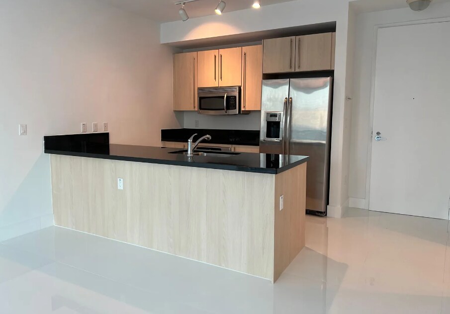 Building Photo - 1111 SW 1st Ave